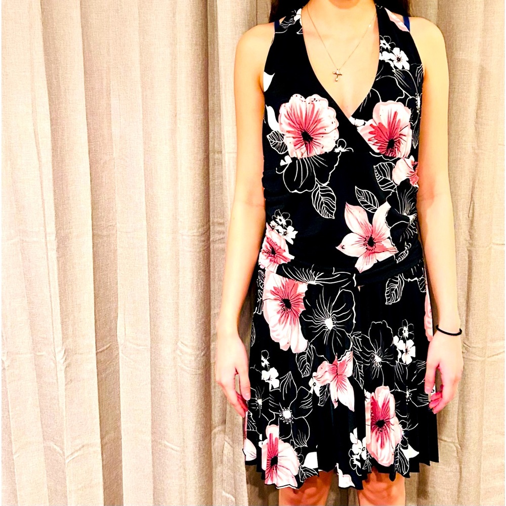Great condition flower print summer halter dress. Skirt is pleated style.